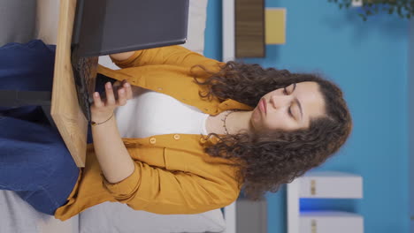 Video-Vertical-De-Expresión-Negativa-De-Una-Mujer-Joven-Usando-Una-Computadora-Portátil.